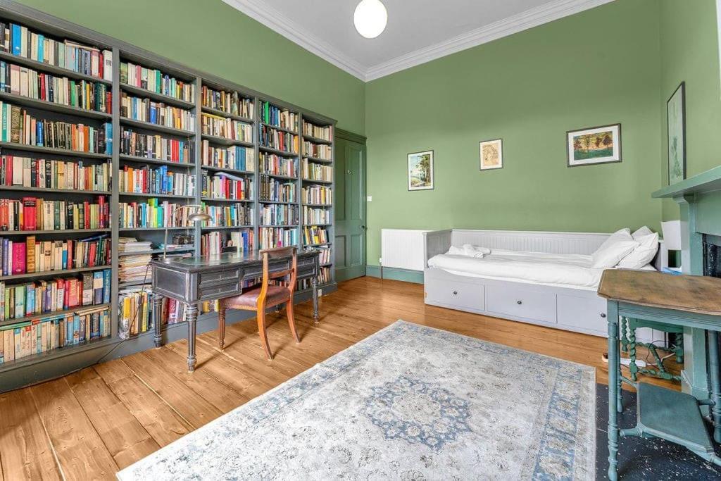 Bright And Spacious Flat Overlooking The Meadows